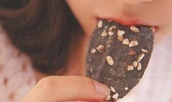 最新！51黑料吃瓜网揭秘：那些隐藏在甜瓜外的酸涩故事！