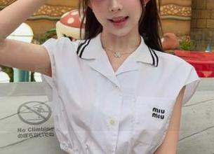 今天登录hlw.bet，发现调皮的瓜开始弹幕，感觉自己正在被它们调戏，哈哈！